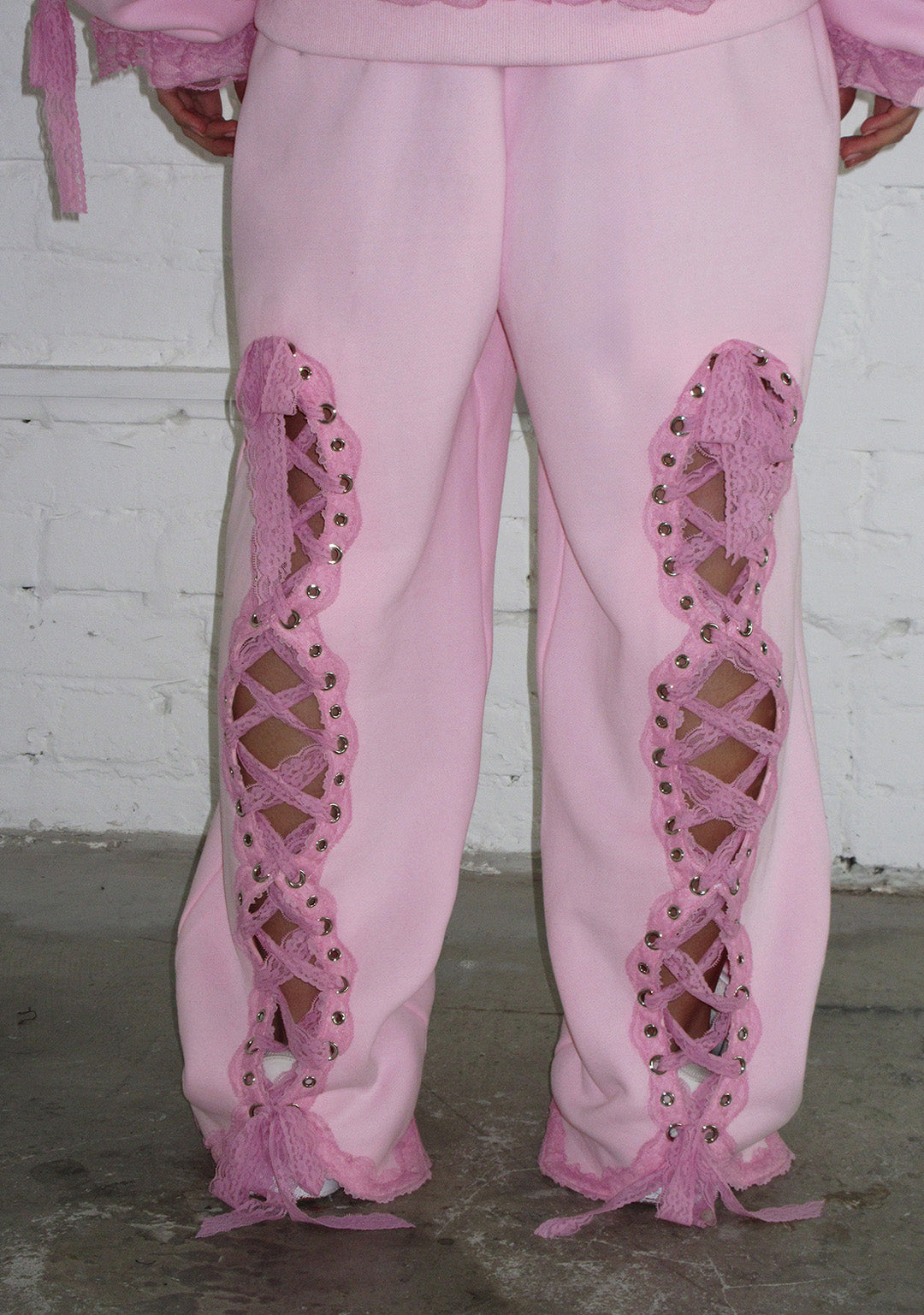 BAD ROMANCE LACE RIBBON OVERSIZED SWEATPANTS BABY PINK