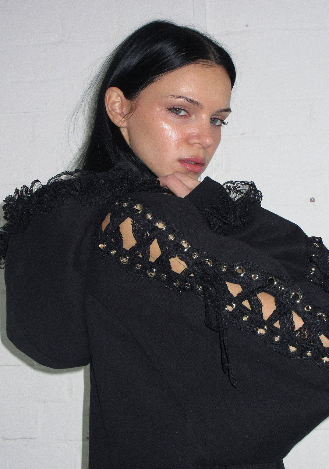 BAD ROMANCE LACE RIBBON ZIP HOODIE BLACK