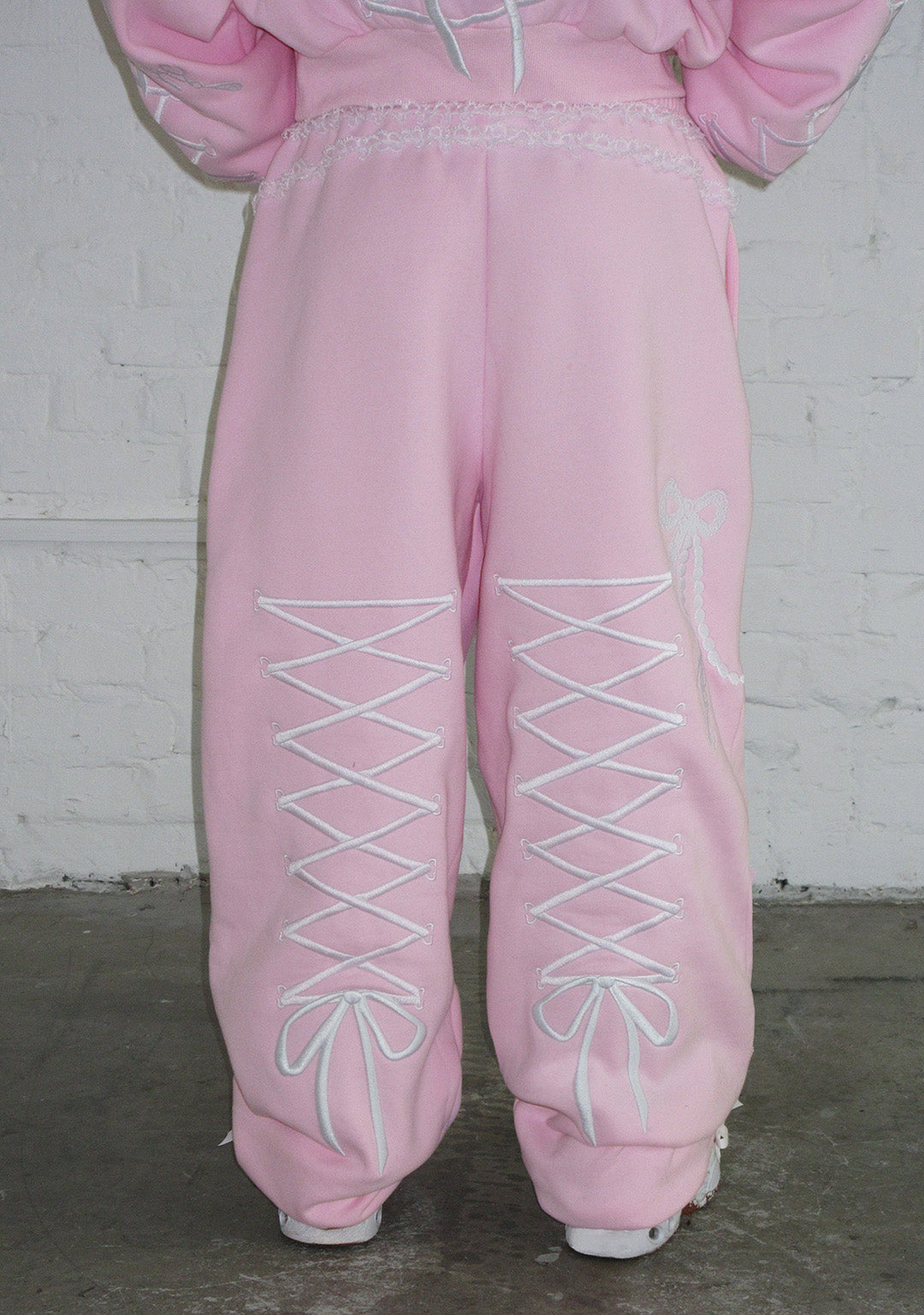CONFESSIONS EMBROIDERED OVERSIZED SWEATPANTS BABY PINK