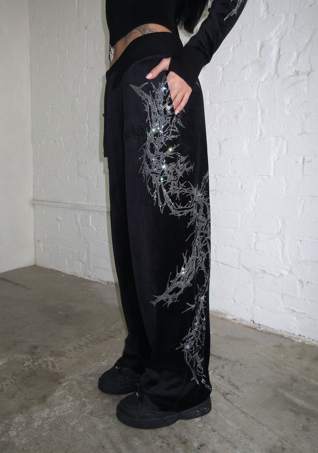 CURSE RHINESTONE VELOUR SWEATPANTS BLACK