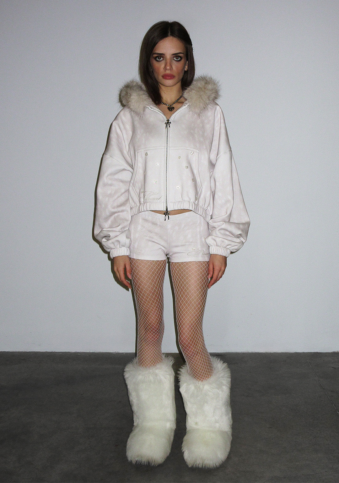 ジップアップパーカー　ファー　NAMED COLLECTIVE® Fallen Faux Fur Studded Crop Zip Hoodie Bone Detachable Fur