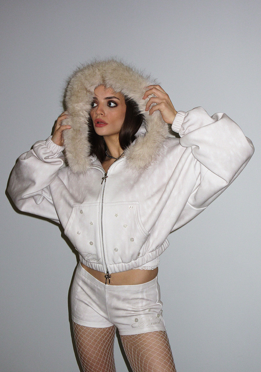 ジップアップパーカー　ファー　NAMED COLLECTIVE® FAWN FAUX FUR CROP ZIP HOODIE OFF WHITE (DETACHABLE FUR) – NAMED