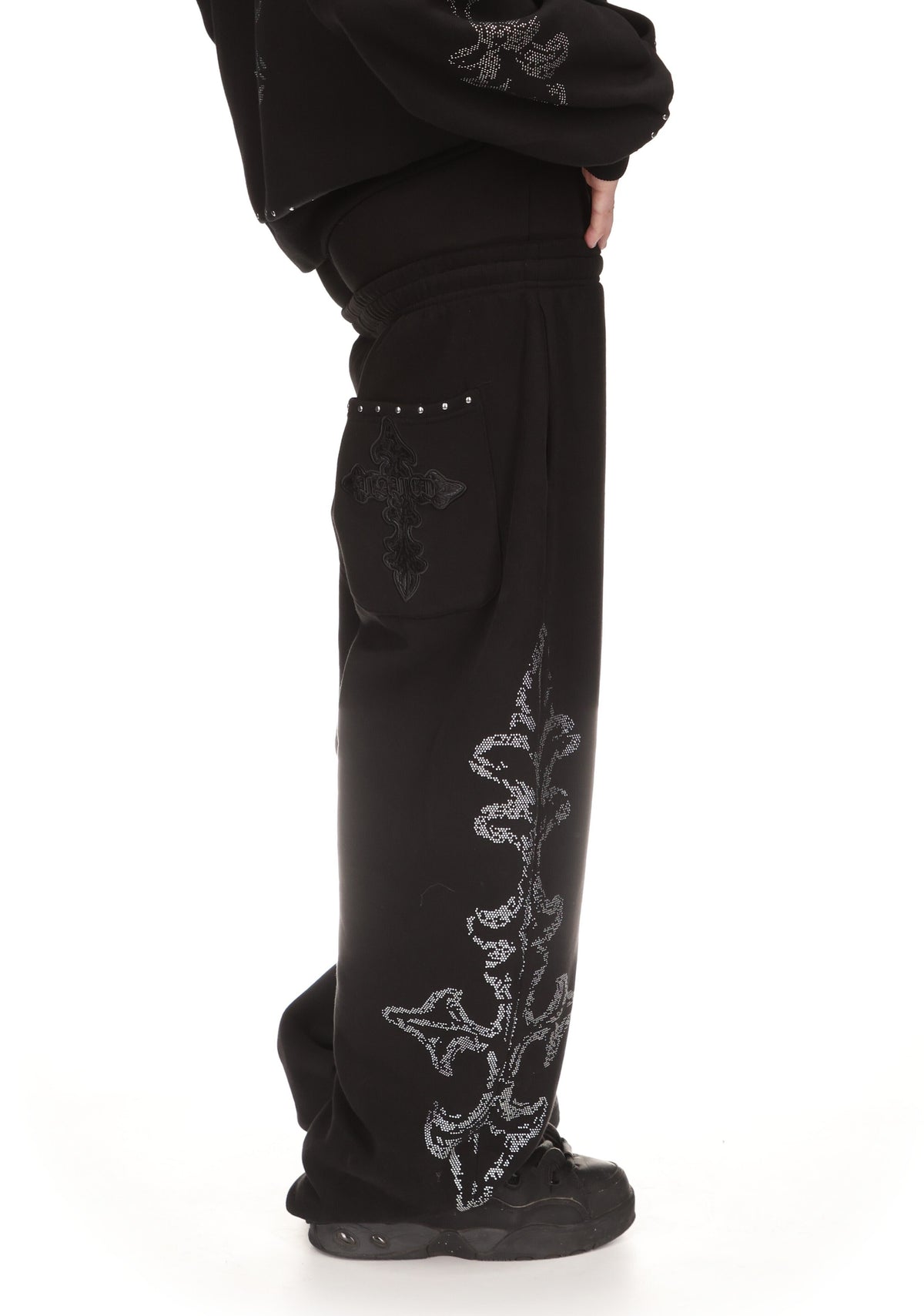 FERAL STUDDED OVERSIZED SWEATPANTS BLACK