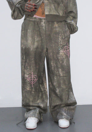LOVESTRUCK RHINESTONE OVERSIZED SWEATPANTS CAMO