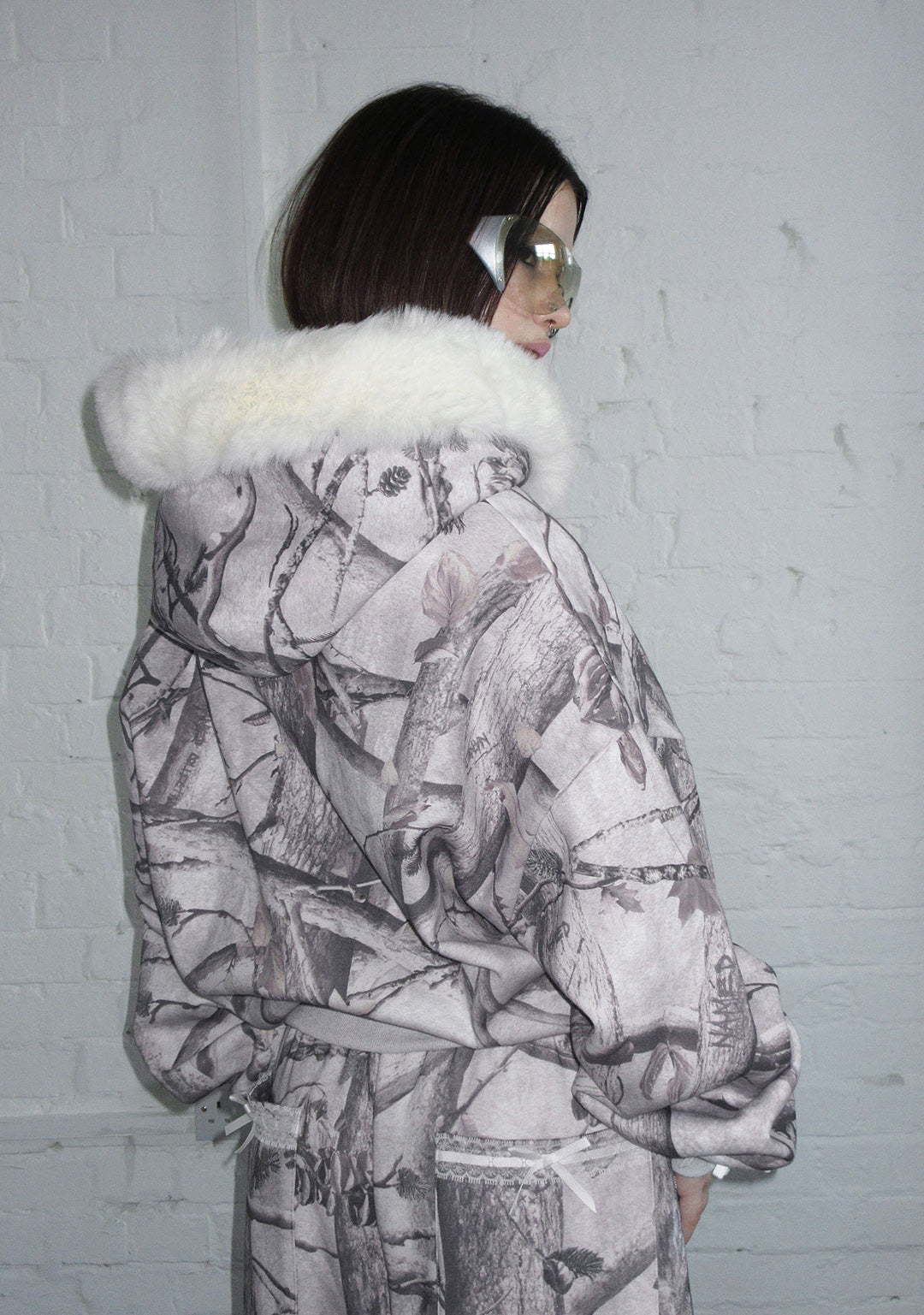 ジップアップパーカー　ファー　NAMED COLLECTIVE® FAWN FAUX FUR CROP ZIP HOODIE OFF WHITE (DETACHABLE FUR) – NAMED