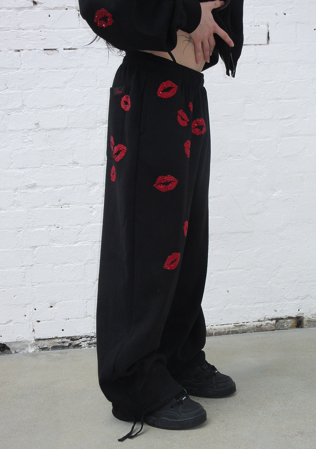 Tease Rhinestone Kiss Oversized Sweatpants Black – NAMED COLLECTIVE®
