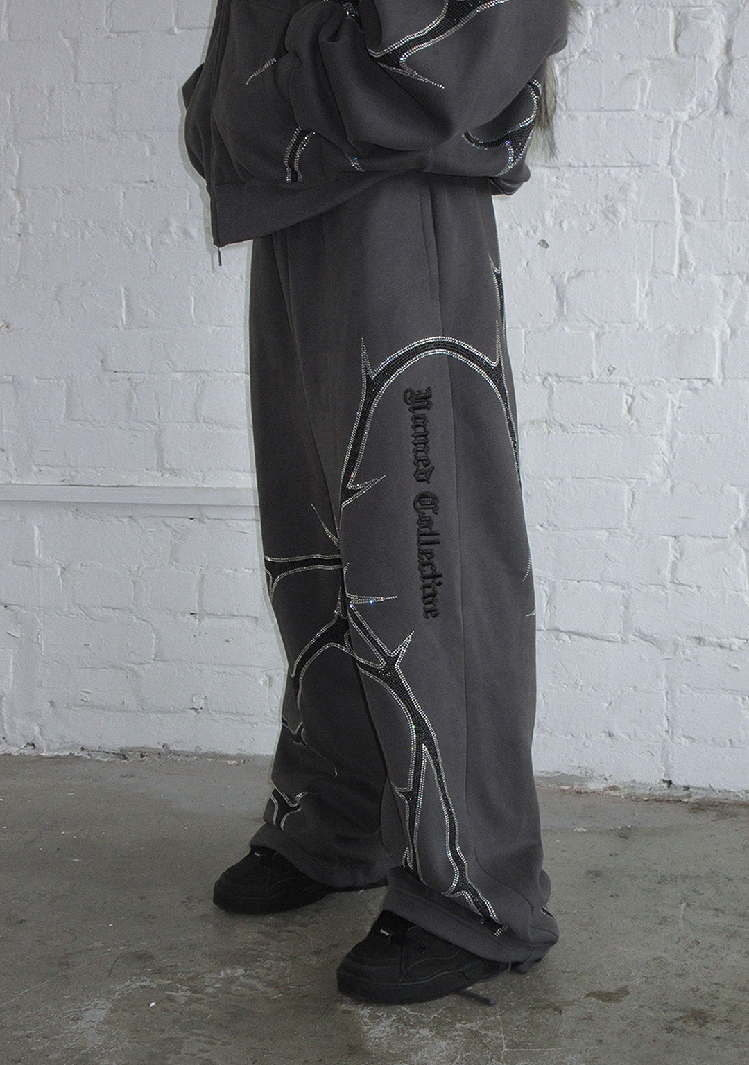 THORN RHINESTONE SWEATPANTS CHARCOAL