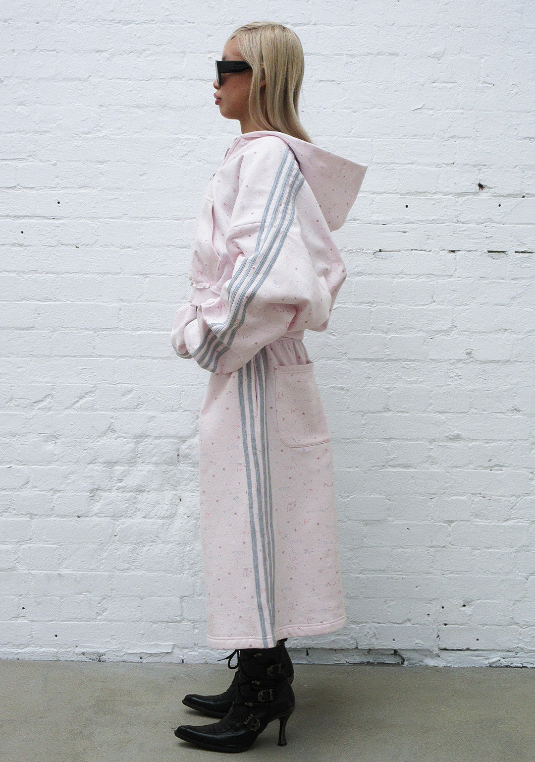 TREASURE SPORTY OVERSIZED SWEATSHORTS BABY PINK